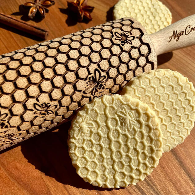 Add a sprinkle of summer magic to your kitchen with this embossed rolling pin! Featuring engraved wildflowers, bees, and sunshine-y motifs, it's the perfect way to upgrade your cookie game for July picnics, BBQ dessert trays, or cozy baking nights with the
